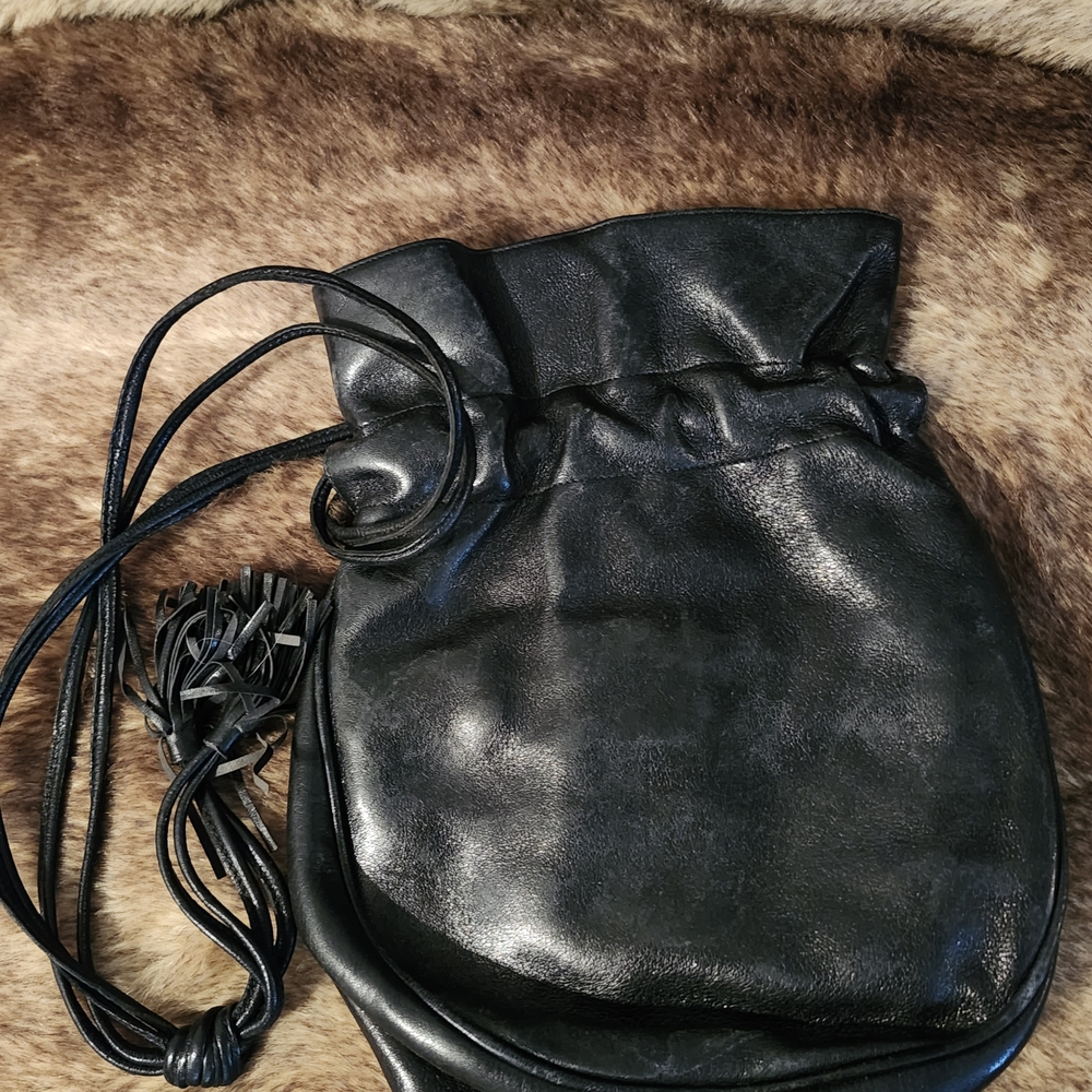 Elegant Vintage 1980s Black Leather Women's Drawstring Bag. - Picture 3 of 3